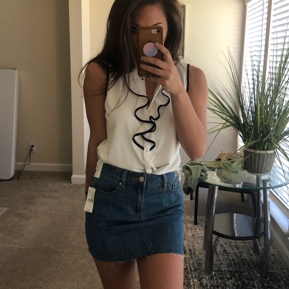 Calvin Klein Tops - Calvin 🤍 Klein v-neck ruffle top
